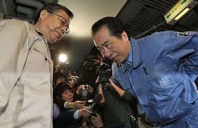 asahi.com（朝日新聞社）：福島県の佐藤雄平知事（左）を訪れ、知事室前であいさつする菅直人首相＝21日午前9時36分、福島市、小宮路勝撮影 -  福島第一原発事故(2) - 写真特集