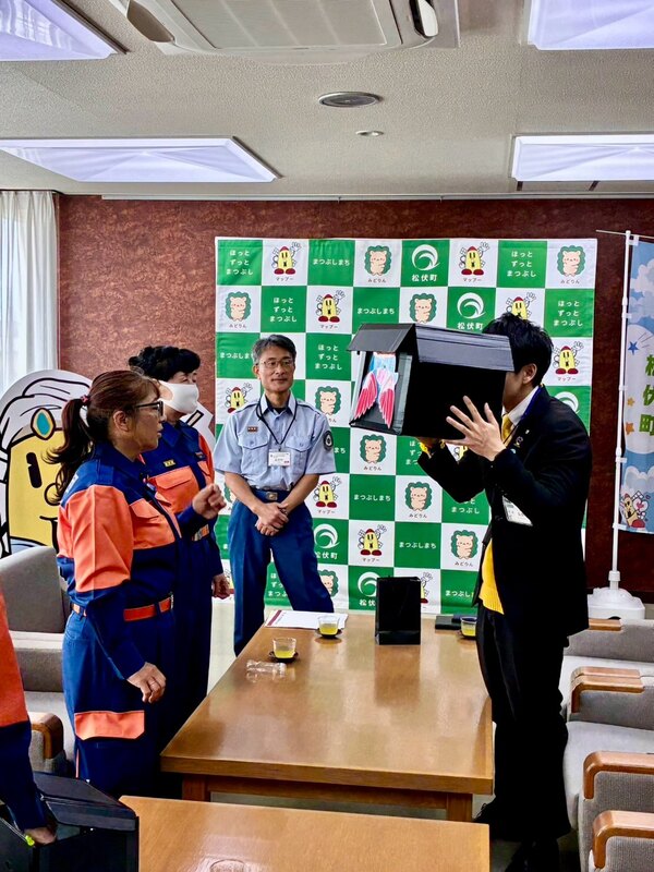＼🚒レッドエンジェルスが町長公室へ！✨／松伏町消防団「レッドエンジェルス分団」の皆さまが町長公...のサムネイル